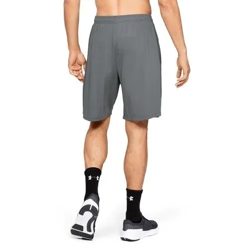 Vista lateral da bermuda masculina Under Armour cinza com logo e detalhes pretos
